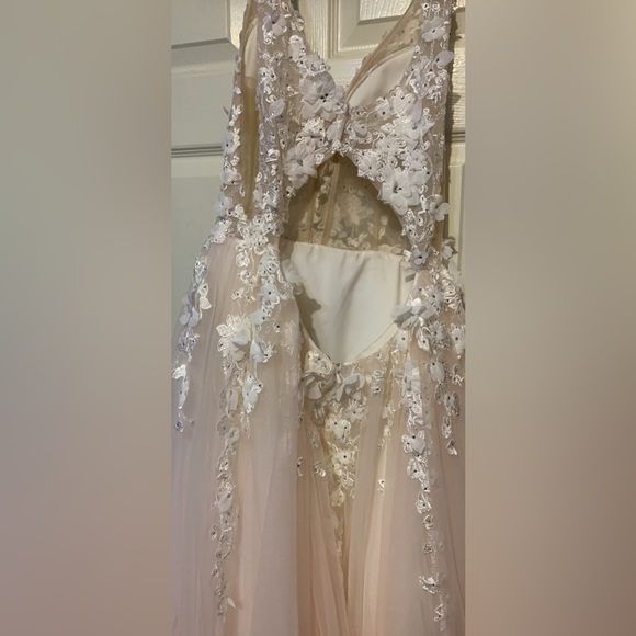 Prom Dress. Perfect Condition. Only worn once. Size 8. All clips/zipper works - Picture 3 of 3